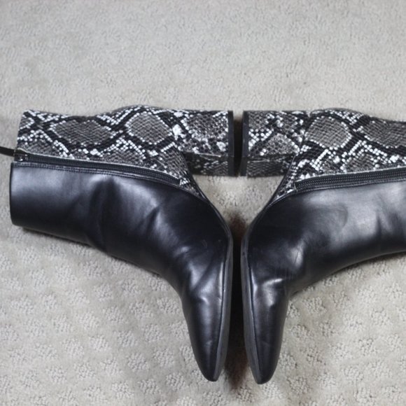 Nine West Size 8M Black and White Snakeskin Printed 2.5" Block Heels - Picture 3 of 7